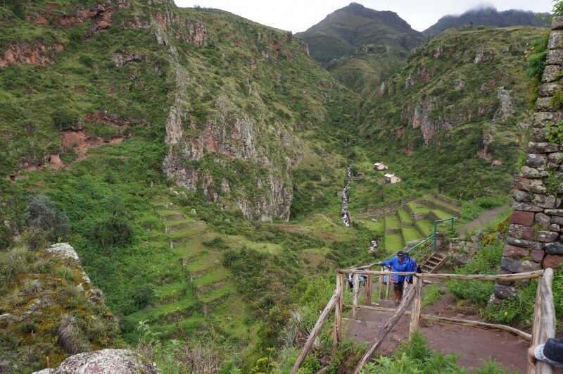 Vue en montant dans la forteresse de Pisaq