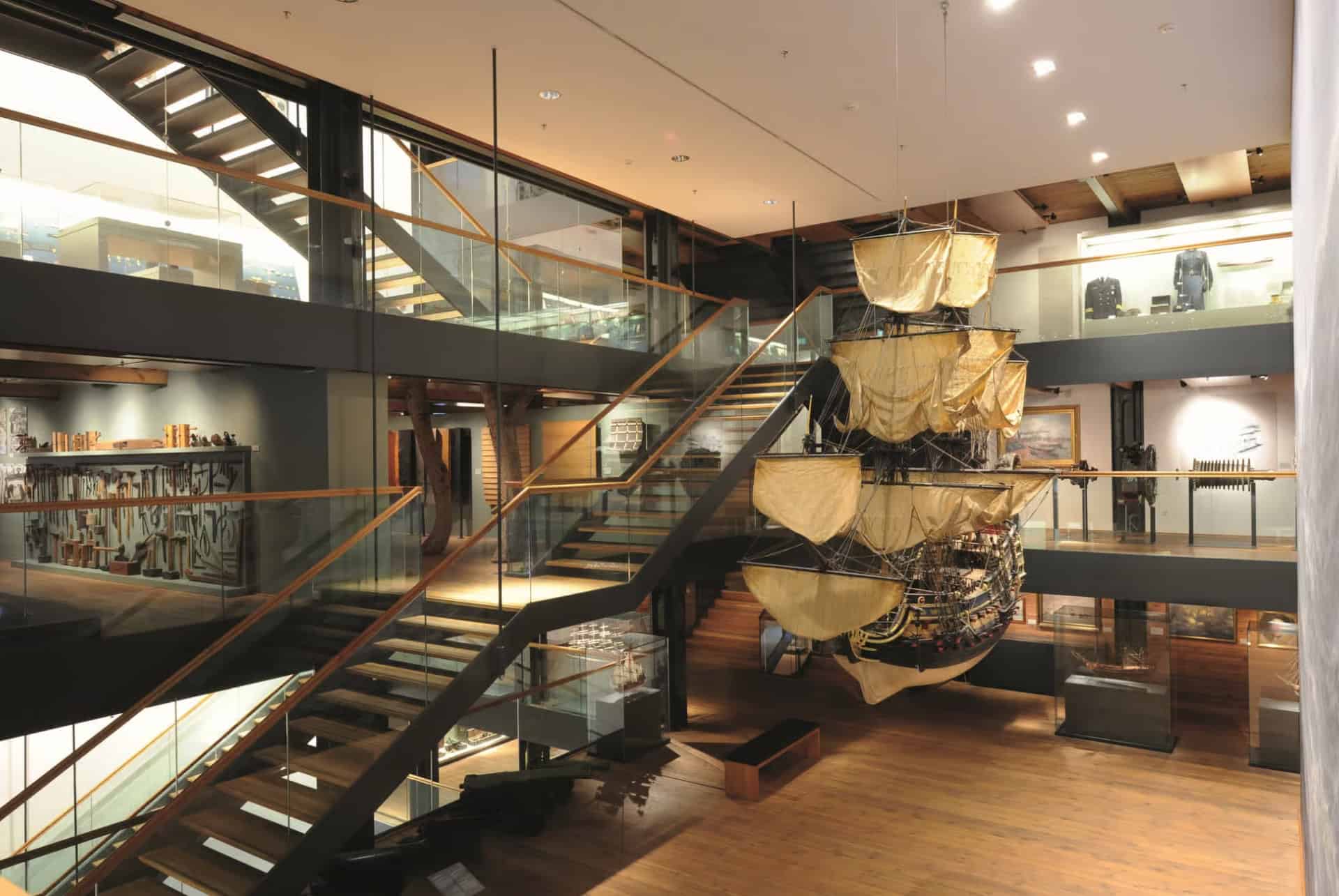 maquette suspendue dans le musee maritime international