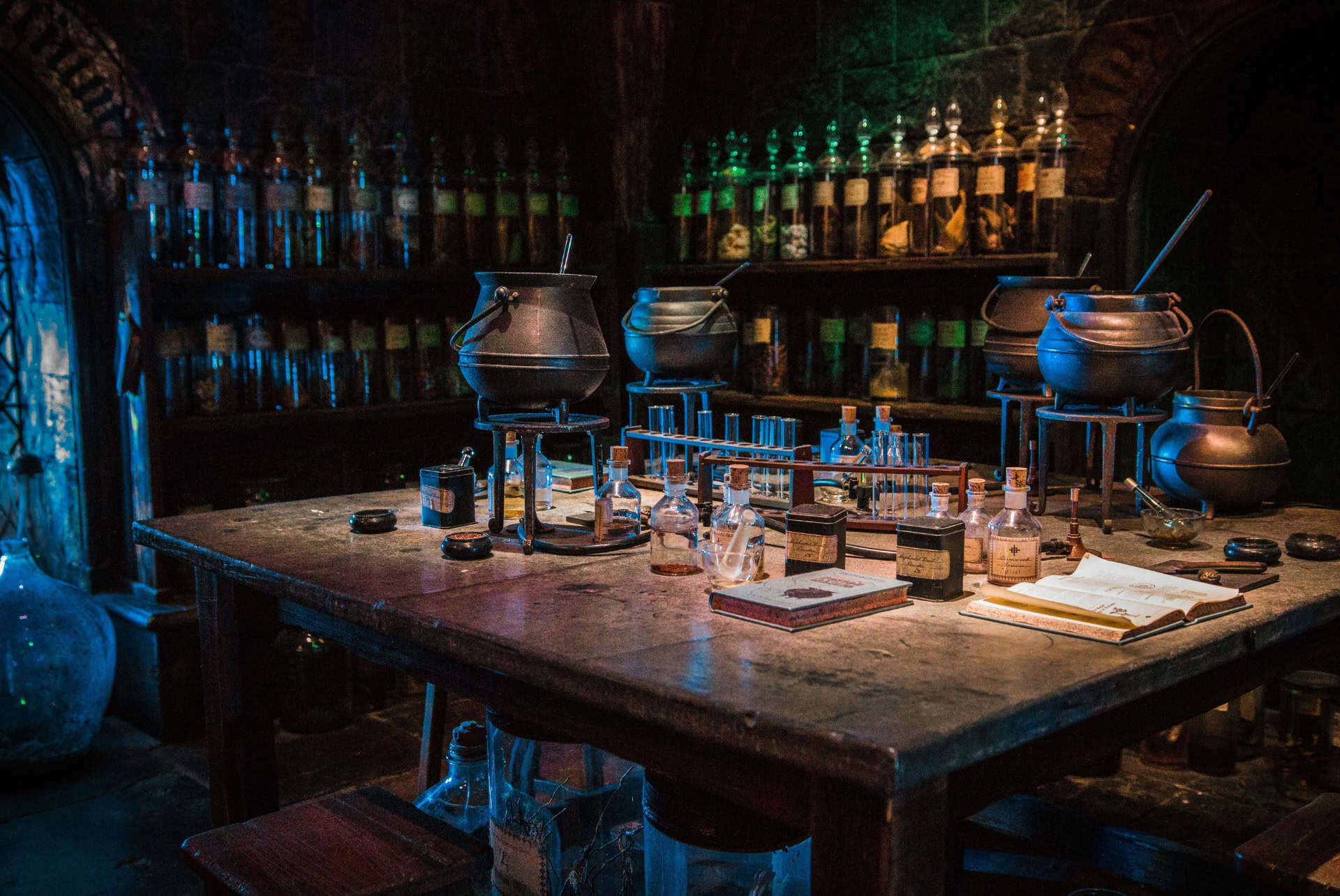 salle des cours de potions aux studios harry potter de londres pour halloween