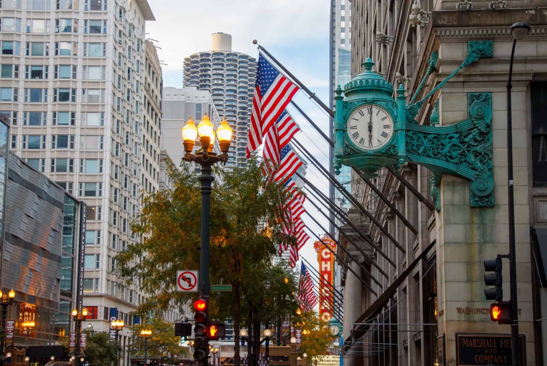 horloge sur la facade de macys