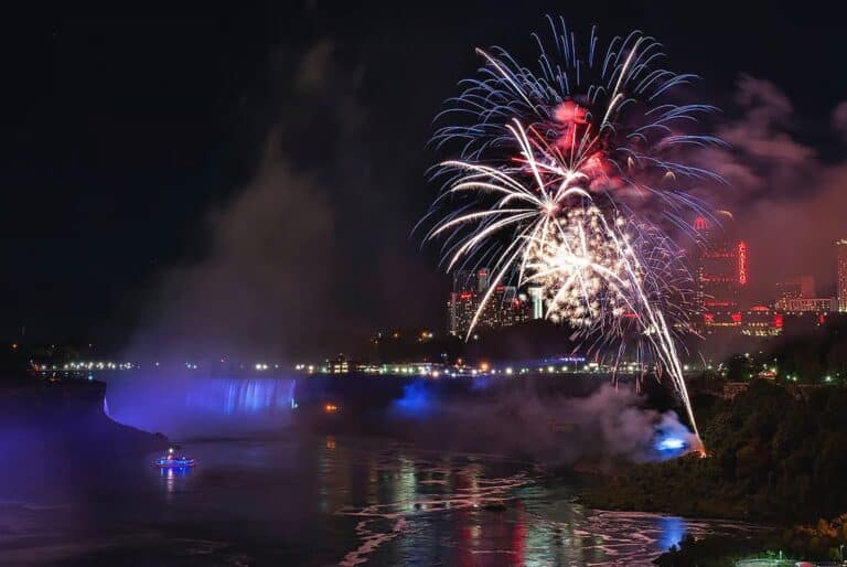 Croisière avec feux d'artifice en soirée