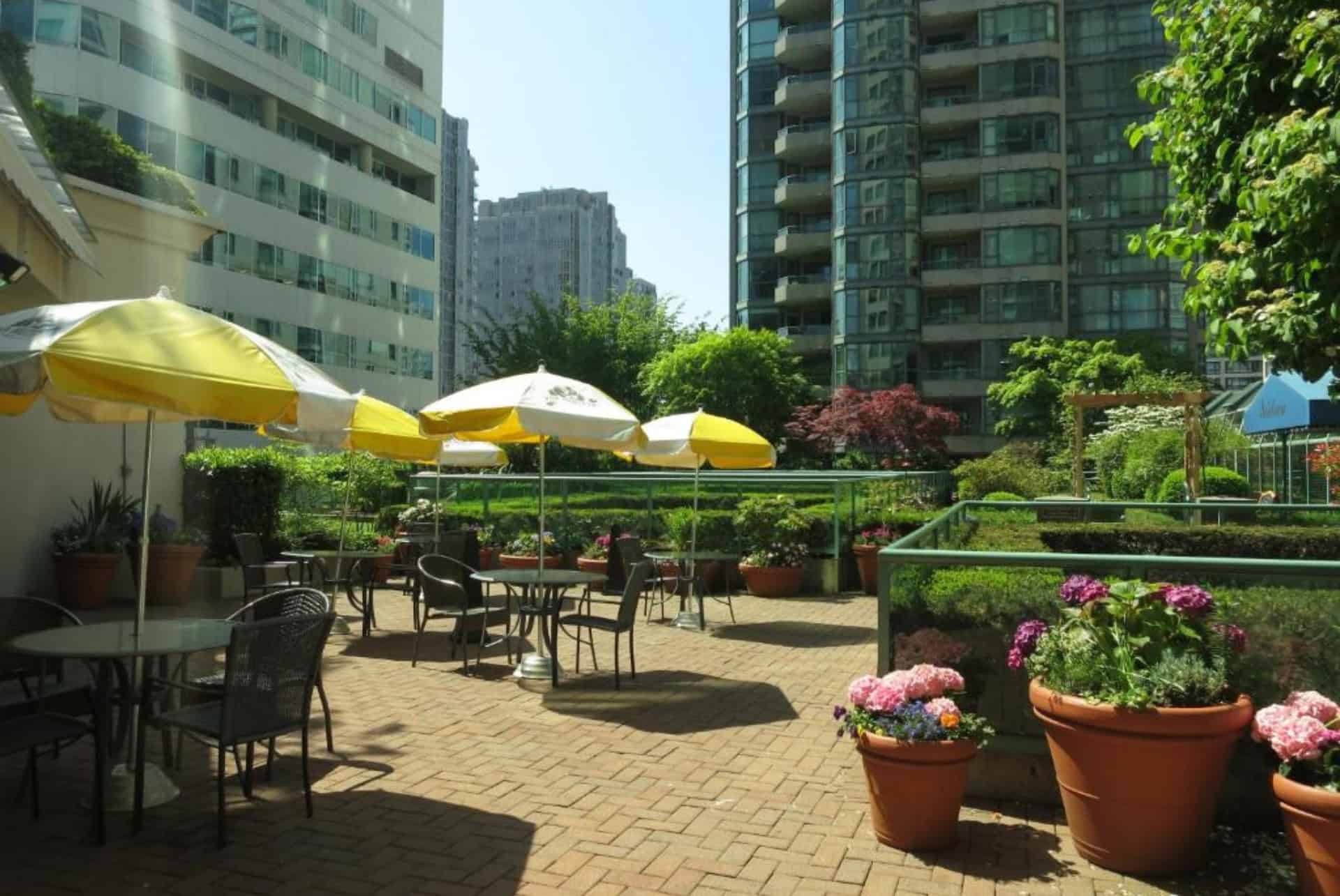 rosedale on robson suite hotel terrasse